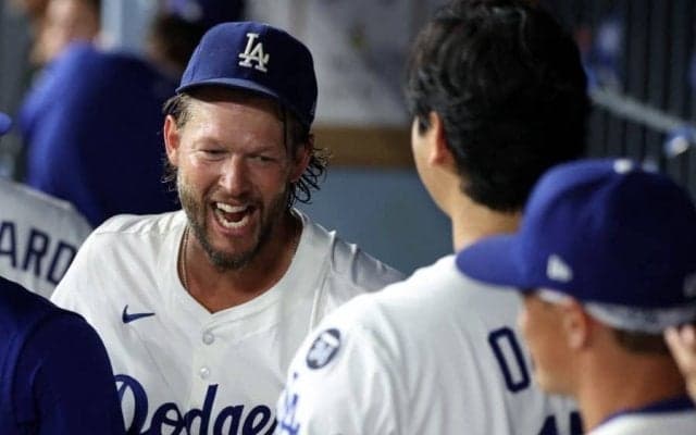 ベンチで発見、大谷翔平とカーショーが「ぎこちない!?」　ド軍メディアも注目した光景