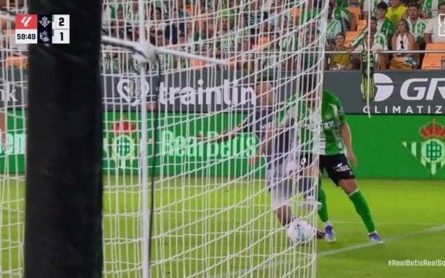 「度胸あるな」久保建英、あわやPKのギリギリスライディング炸裂「よく止めた」チームを救う超絶守備に称賛の声