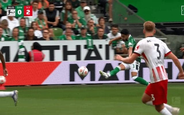 「ハンドやろ！」日本代表DF、高速アーリークロスでPK誘発！「クロスうまい」菅原由勢の決定機創出にファン沸騰