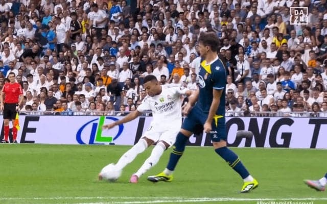 「違法レベルだ」最強エンバペ、“魔法のドライブショット”に世界震撼！「軌道が狂ってる」「ゲーム映像かと思った」GK唖然のスーパーゴール