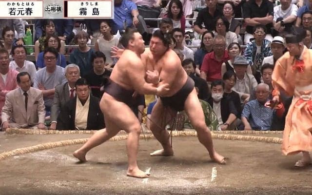 「めっちゃ目立つやん」大相撲客席、腕組みで鎮座する大物タレントの姿 「最後、口あんぐりだったw」