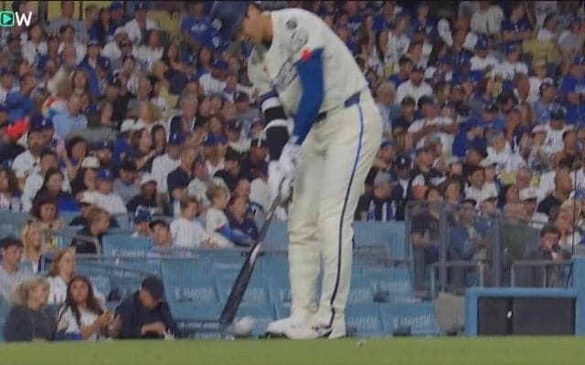 一体、何が起こった？ 大谷翔平、目を疑う“まさかの行動”「どうした」「笑ったw」試合中のリラックスしすぎた姿が話題に「たまにふざけるの好き」