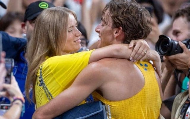 「あ～ん」すら絵になる美男美女　「日本食を愛してくれて嬉しい」棒高跳び絶対王者と婚約者がミシュラン掲載のラーメン店を訪問【東京世界陸上】