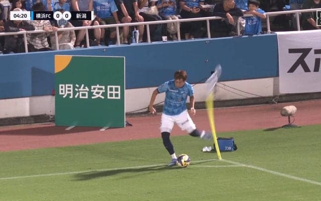 「何しとんねん」CKで起きた珍事にセットプレーの名手も呆然「おもろすぎる」ありえないミスにポカン顔の瞬間