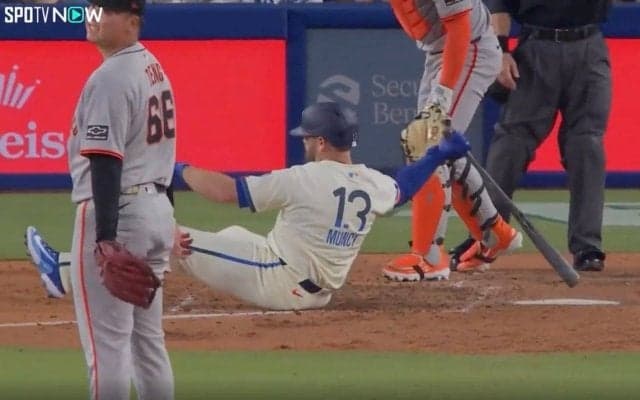 死球に激怒！バット叩きつけ「そりゃキレる」「これは怒っていい」ド軍大砲マンシーが倒れこんだまま怒り爆発… ファン騒然「ぶつけられすぎ」