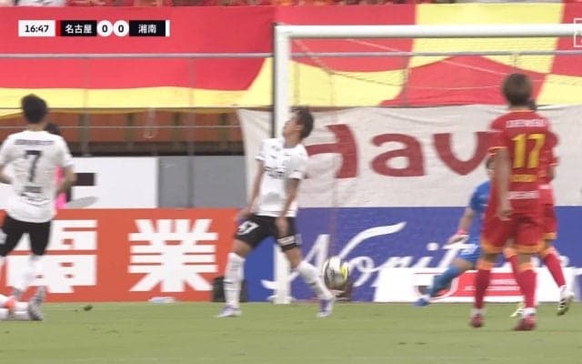 「怖い倒れ方」湘南DF、強烈弾丸ミドルが顔面直撃→転倒で「大丈夫か？」プレー続行もファンは心配の声