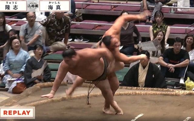「すごい勝ち方した」土俵際で衝撃結末 館内騒然 砂かぶり席のファンはお口あんぐり