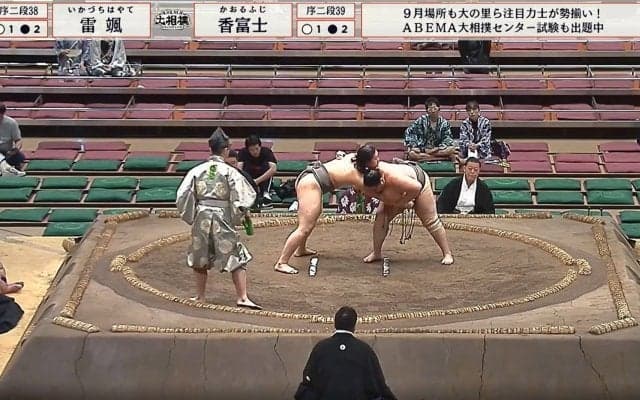 「めっちゃイケメン」「モデルみたい」肩口から“ひょっこり”19歳力士の凛々しい表情 一瞬の出来事にファン驚き