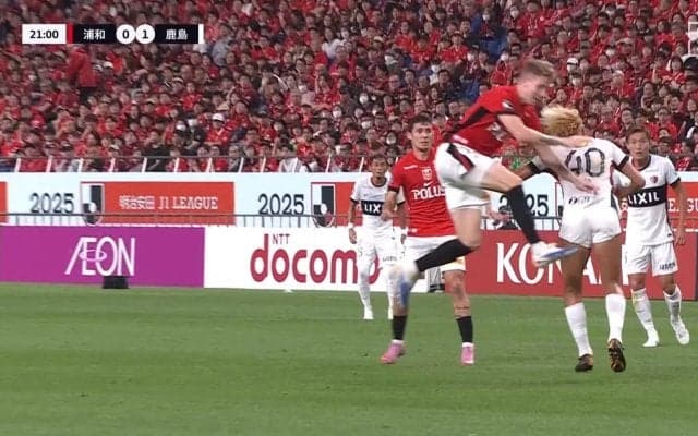 「カードだろ」鈴木優磨、背後からジャンピングタックル喰らうもノーカードで指揮官も抗議「かなり危険なプレー」