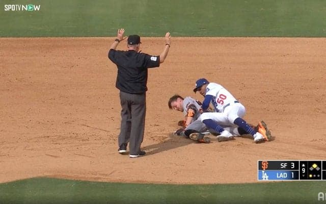 ベッツの「優しさが滲み出ています」ド軍戦、激しいプレーで思わぬ反響 MVP男の“動き”を実況が称賛、敵軍走者と交錯もヘルメット拾う