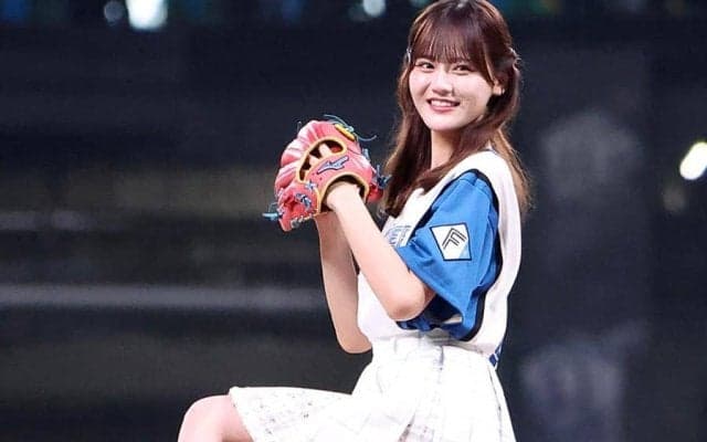 ミニスカふわり…エスコンに降臨した美女が大絶叫「わー！」　大暴投に照れ笑いも球場虜