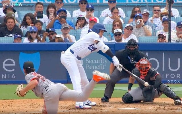 大谷翔平が「イチローやん」 泳がされながら「変態打ち」「今のでよく内野の頭超えるな」バット粉砕も“離れ業”