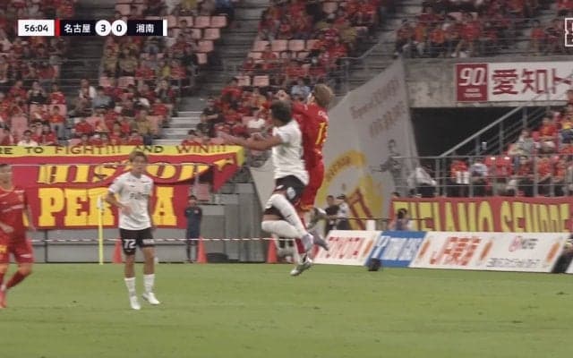 「納得できんな」2分間で2枚のイエローカード→痛恨退場にファン物議「ちょっと可哀想」競り合いでの顔面肘打ちに同情も