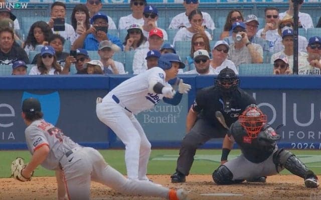 なんで打った…？ 大谷翔平、変態片手打ちで“まさかのハプニング”「よく打ったな」「どうなってるw」とんでもない体勢で“バット粉砕打”… ファン騒然