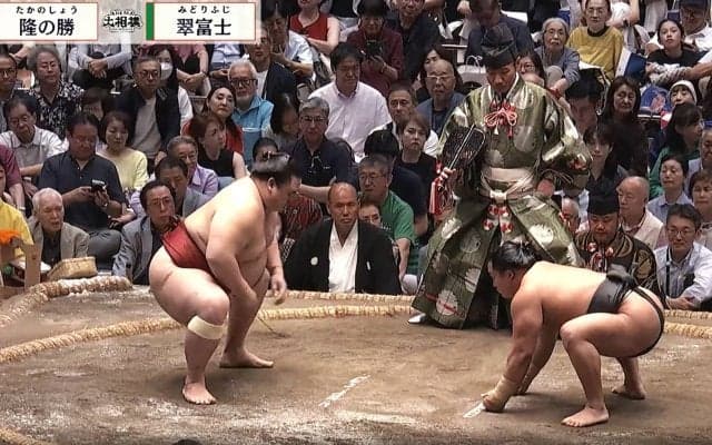 「めっちゃ美人さん」「オーラすごい」大相撲、溜まり席に着物姿の著名人「お口あんぐりしてる」ファン歓喜