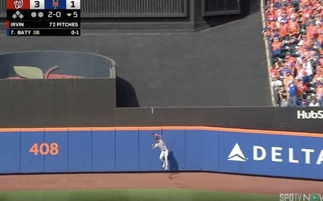 蹴り上げた！もはや野球じゃない…“超スーパーキャッチ”が話題に「なにこれｗ」「ワケわからんw」ナ軍外野手がミラクルプレー