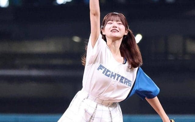 ミニスカで豪快足上げ→大暴投で“絶叫”「最強かよ」　美女の“あちゃー”にファン悶絶