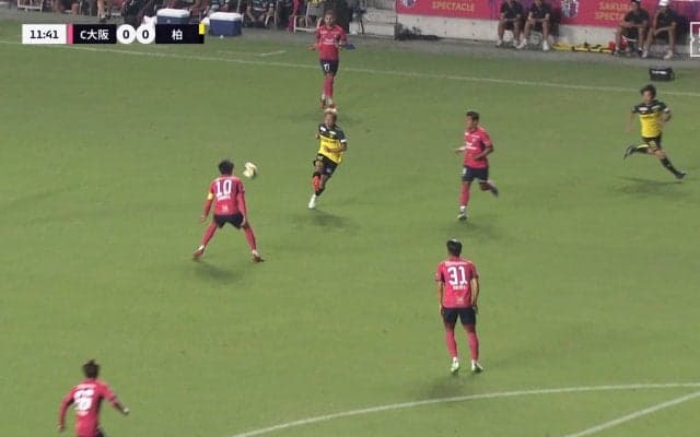 大丈夫か？至近距離からのロングフィードが頭部直撃でスタジアム騒然「衝撃がえぐい」プレー復帰もファンは心配の声