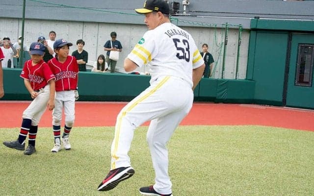 キャッチボール上達で大切な指先の“遊び”　元MLB右腕が伝授「肘から先に出さないで」