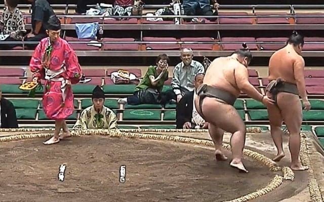 力士が突如、自ら土俵の外へ… ファン困惑の異常事態 「なんで諦めとるねん」「どこか悪いのかな？」心配の声も