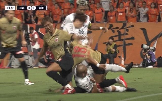 一体何が起きた？サッカー選手がもみくちゃに競り合う珍光景「あのぶつかり稽古はなんなの」