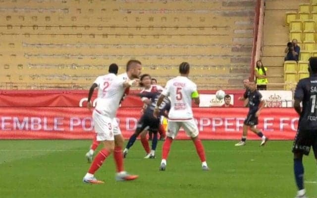 「いきなりキレた」南野拓実、相手選手を首投げ→OFRでPK献上！「突然どうした」「流石にPK」急な愚行にファン騒然