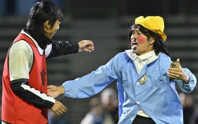 ｢これで試合してたんですね!?｣J3栃木シティFW田中パウロ淳一が『ファミチキすね当て』装着で3-0勝利に貢献!? 応援隊長として｢縁起の良さ｣アピール！｢俺も欲しい｣