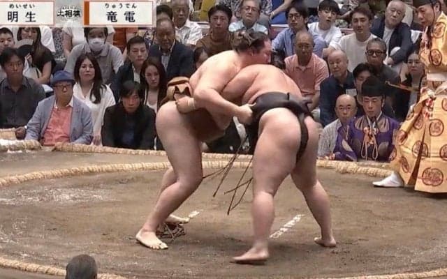 「すごい表情やな」大相撲中継、砂かぶり席に“世界の落語家”が……カメラが捉えた意外すぎる観戦姿に反響