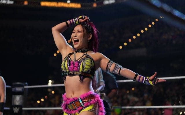 世界的人気の日本人女子とNBAスターが異色の共演！ 「さすがに背高いな」笑顔で肩組みショットにファン歓喜