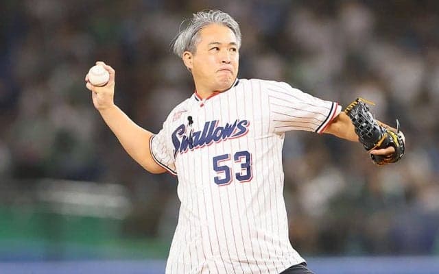 46歳とは思えない速球に「まだまだ健在」　始球式で現れた“剛腕”に騒然「容赦ないw」