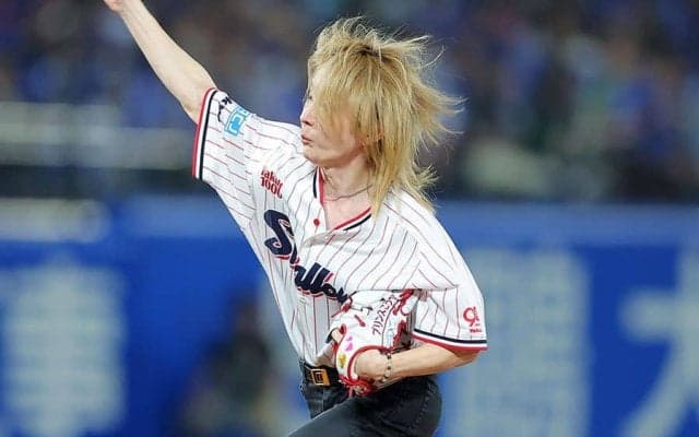 神宮に降臨した“謎の金髪右腕”　剛速球に球場どよめき「クソ速くて本当笑う」
