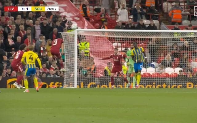 「何やってんねん」遠藤航、まさかのクリアミスで失点関与「相当叩かれそうなミス」相手CKでヘディング処理を誤りゴールを許した瞬間