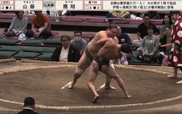 極細マッチョ力士、土俵際で魅せた驚異の身体能力に拍手喝采「そこから逆転すんのかよ…」驚きの結末に館内沸騰