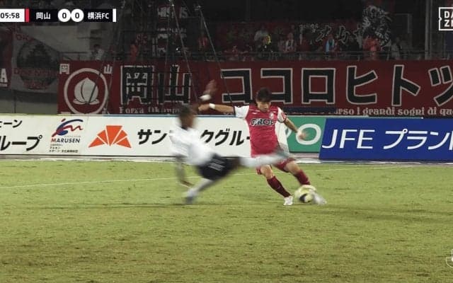 「レッドカードちゃうん？」危険アフタータックルが足首を削って場内騒然…「足の出し方が怖い」選手や監督が猛抗議した瞬間