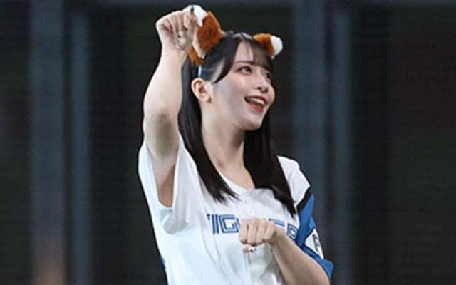 美女の“ミニスカ”きつねが「破壊力ありすぎ」　反響止まず…ファン悶絶「流石に可愛すぎる」