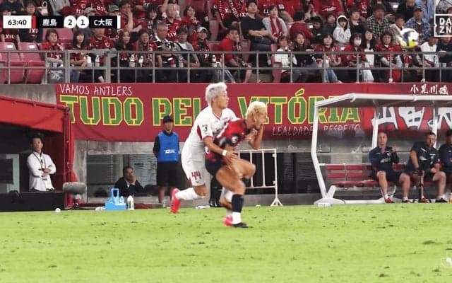 狡猾…？ 鈴木優磨の“ファウル誘発”にSNS騒然「演技かよ！」「相手からしたら死ぬほど嫌な選手」イエローカード頂戴のセレッソDFは不満顔