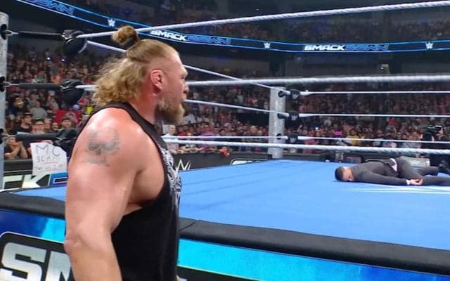 「これはひどい」復活の“怪物レスラー”が大暴走…解説者に“ガチ技”連発で大ひんしゅく「ここまでやる必要あるのか」