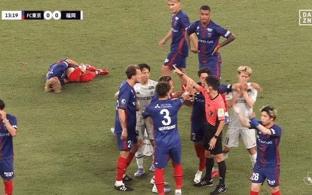 スタジアム騒然！危険な“後方タックル”がノーカード…「退場やろ」「VAR介入なし？」選手＆ファンが不満を募らせた瞬間