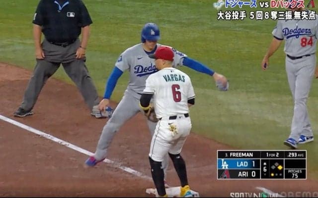 何してんの…？ 大谷翔平、ベース上で“謎の動き”「ふざけてるw」「楽しそう」相手野手との交流が話題に…ファン爆笑「大谷さん本当明るいな」