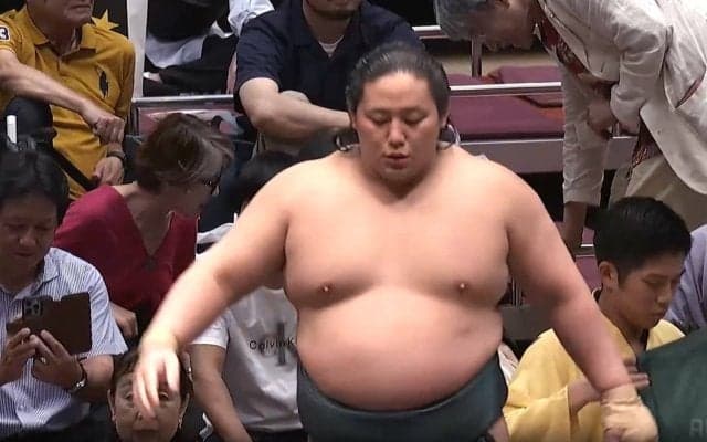 「さすがにやりすぎ」「後ろから押した」人気力士が土俵下に転落 “あわや”の偶発的場面にファン騒然 緊張の瞬間を“ほっこり”な瞬間に変えた力士のファインプレーに称賛も