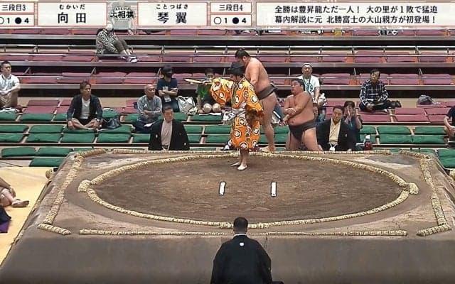 「おい、痛いって！」敗れた力士が土俵下で驚き 思わず相手を見上げてしまった“強烈すぎる”極め出し