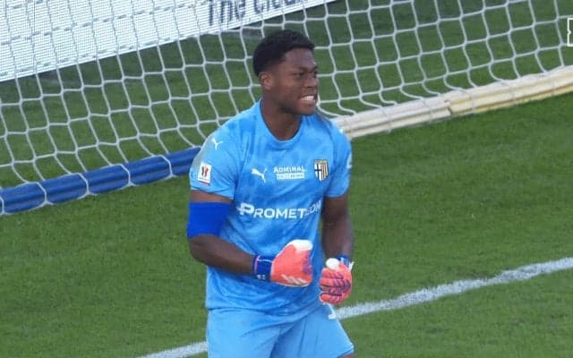 スタジアム騒然！ 鈴木彩艶、殊勲のPKストップ「チームを救った」「PKも強くなったのかよ」シュートを完璧に読み切った瞬間