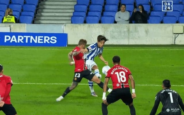 呪い…？ 久保建英が高精度クロス→味方が痛恨ミス…「アシストを消すな！」「なんだよ今のヘッド」アシスト未遂にSNS騒然 