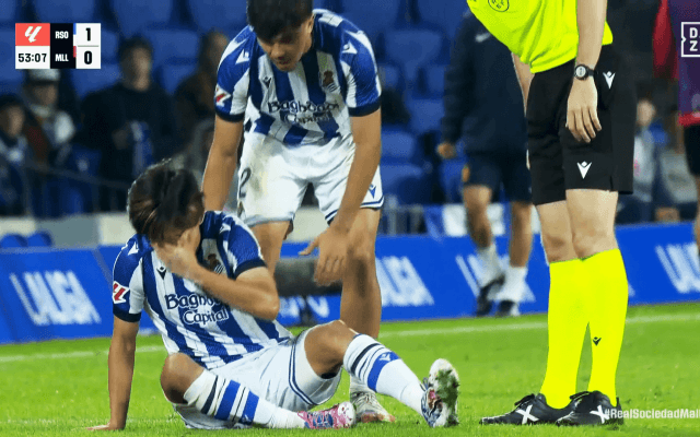 「何するんだ！」久保建英、“後方から体当たり”被害で側頭部を強打…「危ない！」「何度目のファウルなし…」ファンが心配した瞬間