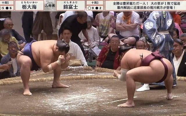 「視線が鋭すぎるw」「ごめんねの人だ」大相撲客席で“ひと際目立つ”著名人二人組が仲良く観戦 ネットざわつき