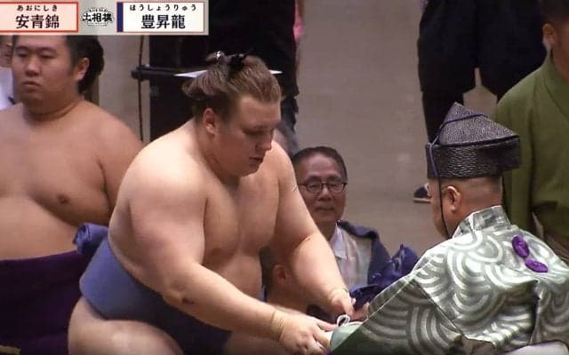 安青錦、衝撃の懸賞束を“チラリ”「すごい形してる」「厚みエグっ」ファンも驚愕 二場所連続で横綱・豊昇龍を撃破で
