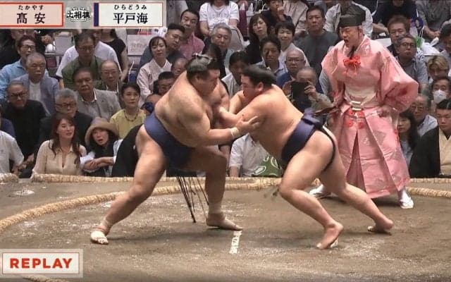 「やばっ」「存在感が別格」大相撲客席に“大物タレント”が降臨 ひと際目立つ姿に驚きの声