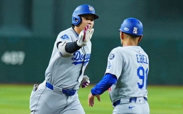 大谷翔平、自己最多タイ54号2ラン　プール飛び込み敵地騒然…トップに2本差、3度目の100打点到達