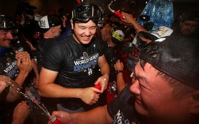 大谷翔平、シャンパンファイトで大興奮　“ゴーグル装着”で2年連続の美酒…由伸＆朗希もびしょ濡れ