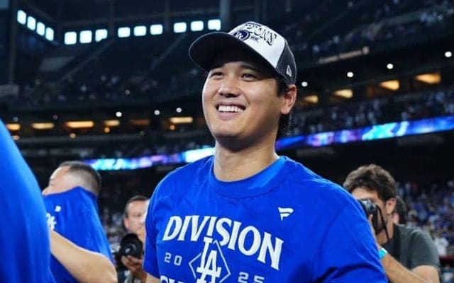 大谷翔平、同僚からMVPコール　シャンパンファイトで“集中砲火”…びしょ濡れで大興奮